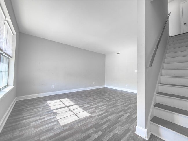 Building Photo - Updated 2BR West Ashley Townhome – Bright, Spacious & Move-In Ready!