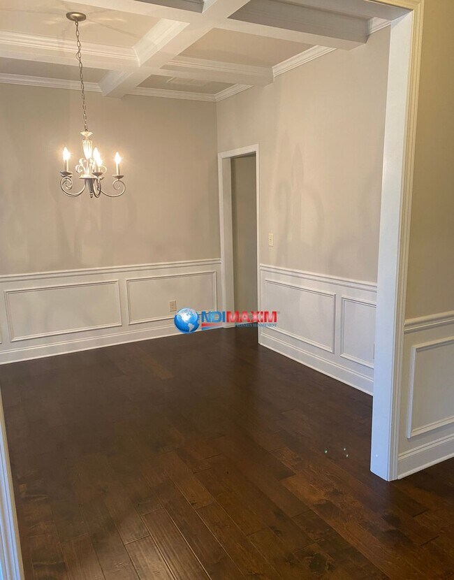 Building Photo - Beautiful 5 bedrooms home in quaint area in Auburn
