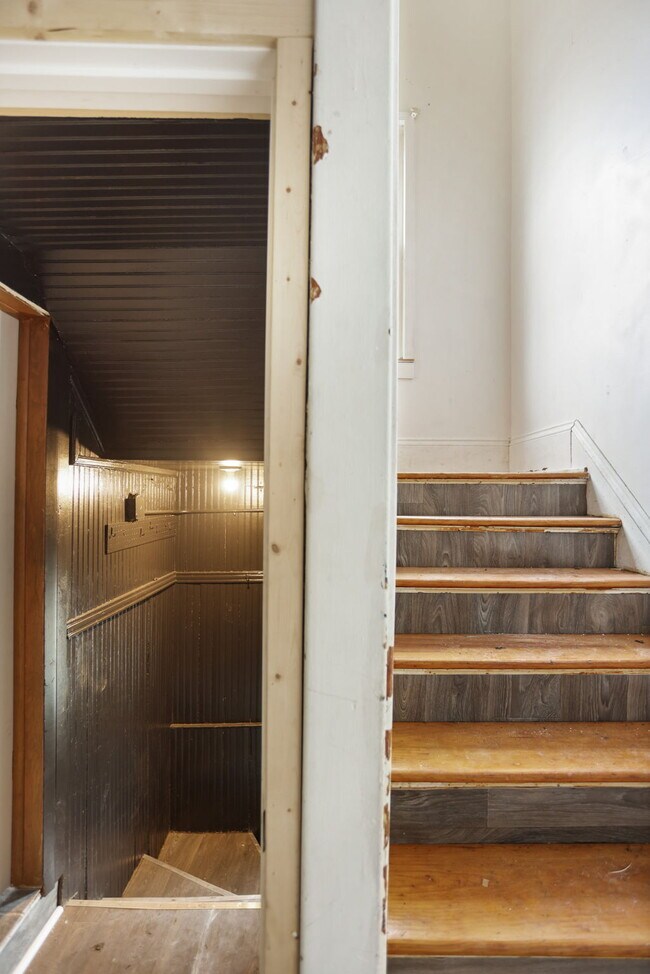 Building Photo - 123 Woodside Ln