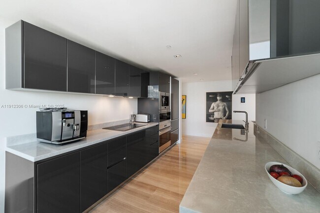 Building Photo - 1451 Brickell Ave