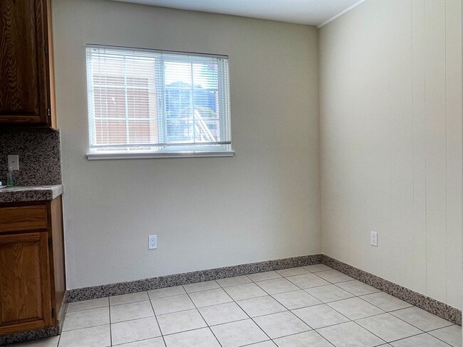 Building Photo - Beautiful 3 bedroom, 2 bathroom home in du...