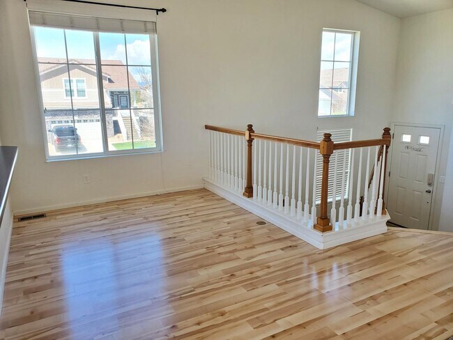 Foto del edificio - Tri-Level with Primary at top and 2 bedrooms on the lower level.