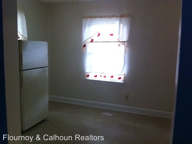 Building Photo - 3 br, 1 bath Apartment - 15 Lowe Drive