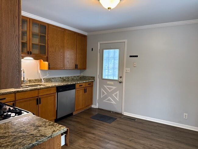 Building Photo - 905 Brentwood Dr