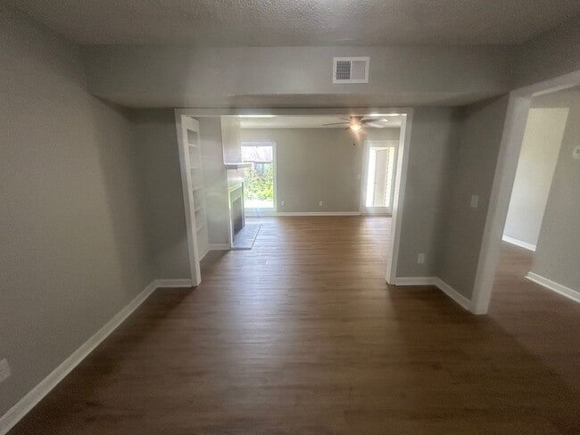 Building Photo - 137 Lionsgate Dr