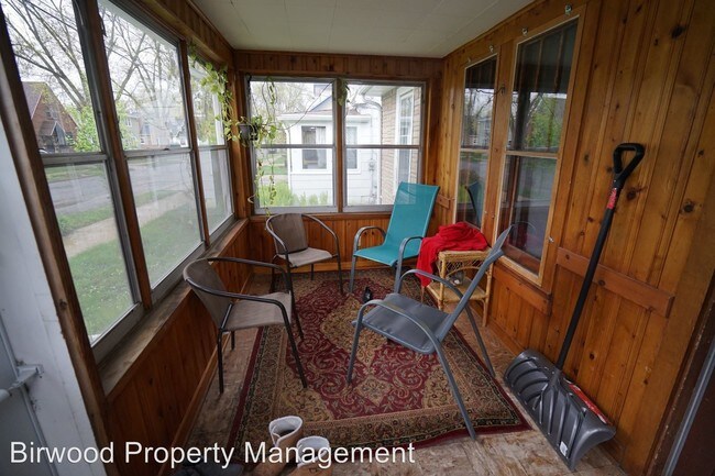 Building Photo - 2 br, 1 bath Apartment - 2309 Superior St.