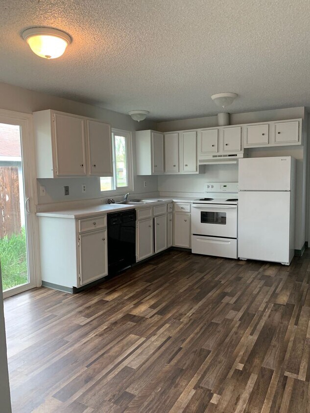 Building Photo - 2 bedroom 1 bathroom duplex - South Suburbs