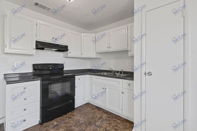 Building Photo - Cute 4/1.5 in Garland!