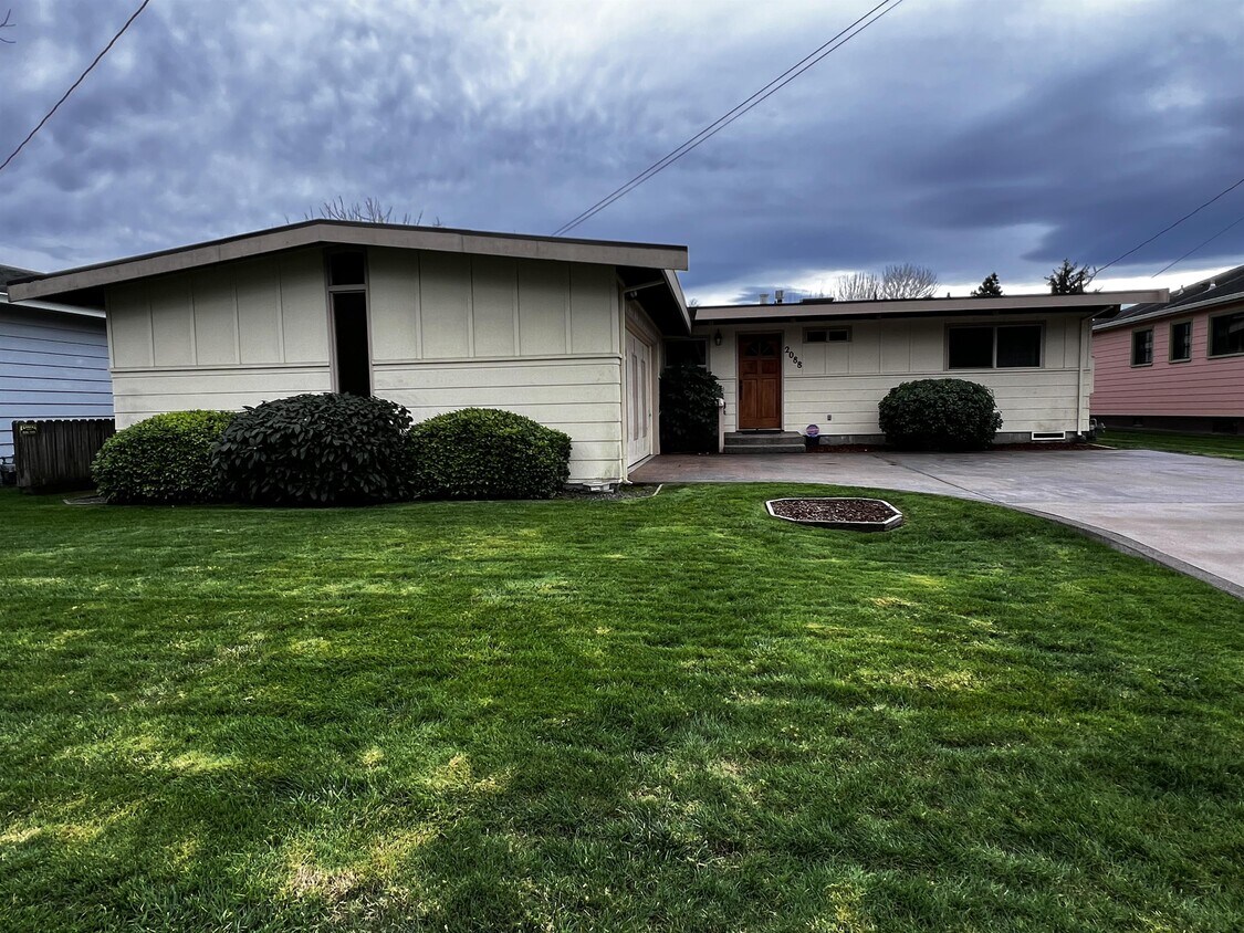 Primary Photo - 2088 Holly St
