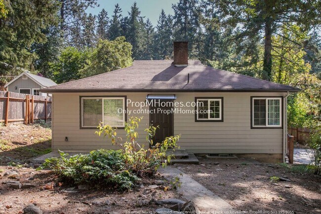 Building Photo - Light + Bright 2 Bedroom Home on a Large Lot!