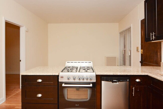 Building Photo - 1622 W Roscoe St