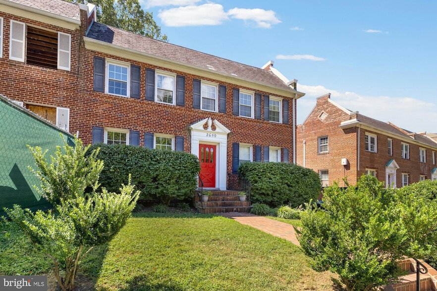 Foto principal - 2650 39th St NW