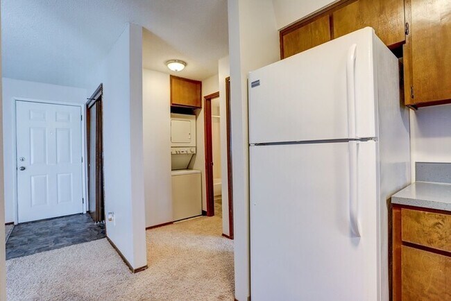 Foto del edificio - 1 Bed / Bath Available soon! Washer/Dryer in unit!