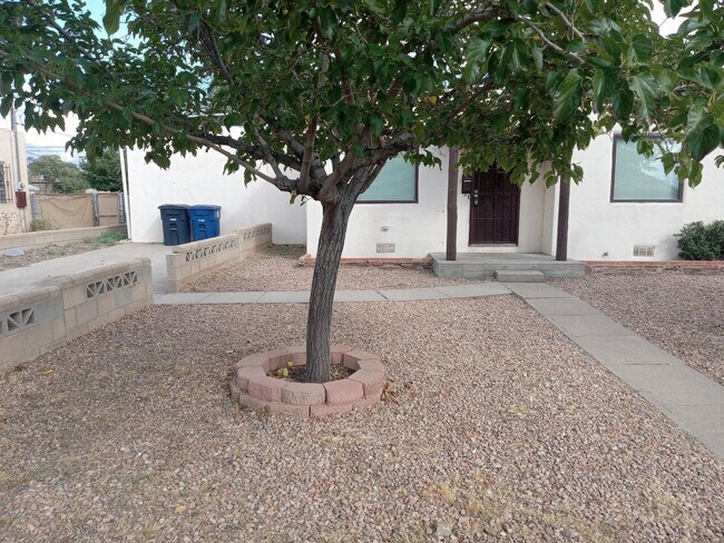 Foto del edificio - **4 Bedroom 2 Bath Home Located in Northea...