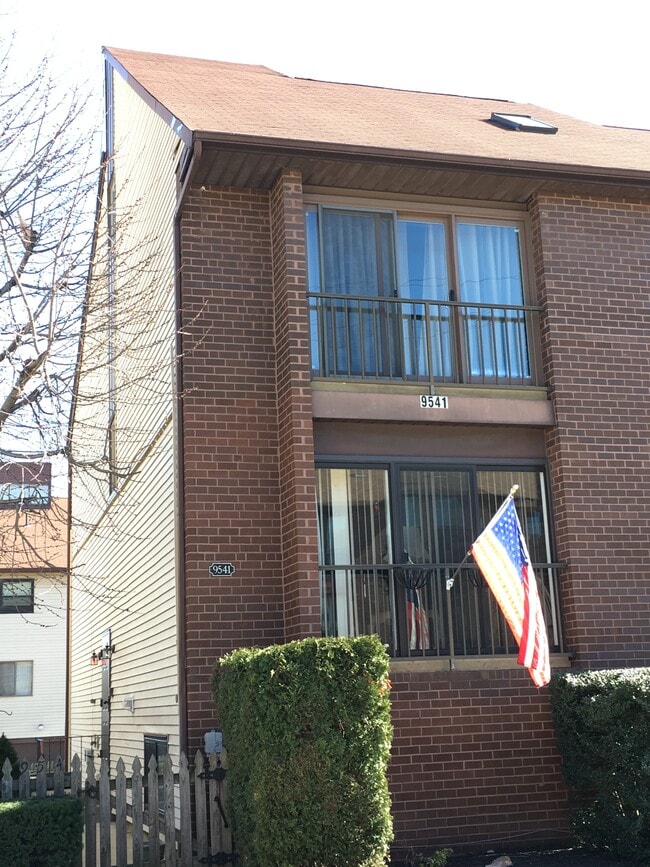 Front of House - 9541 James St