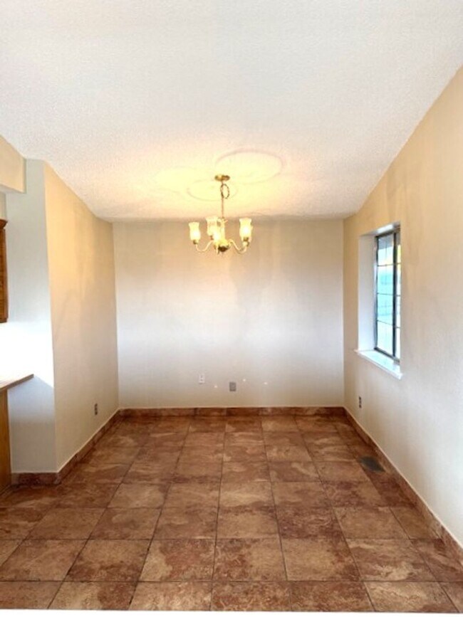 Foto del edificio - 3 bedroom house in Elko with garage