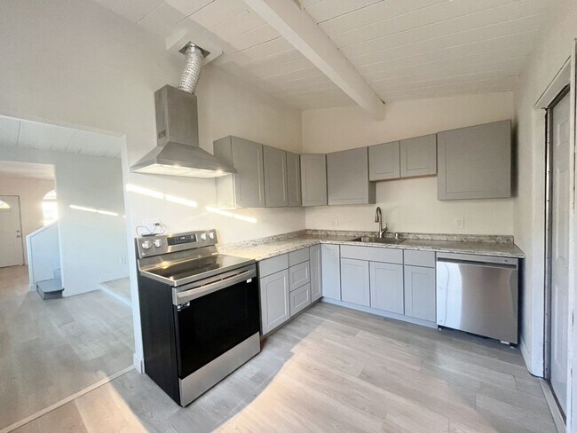 Building Photo - Larger 4 Bedroom house in National City