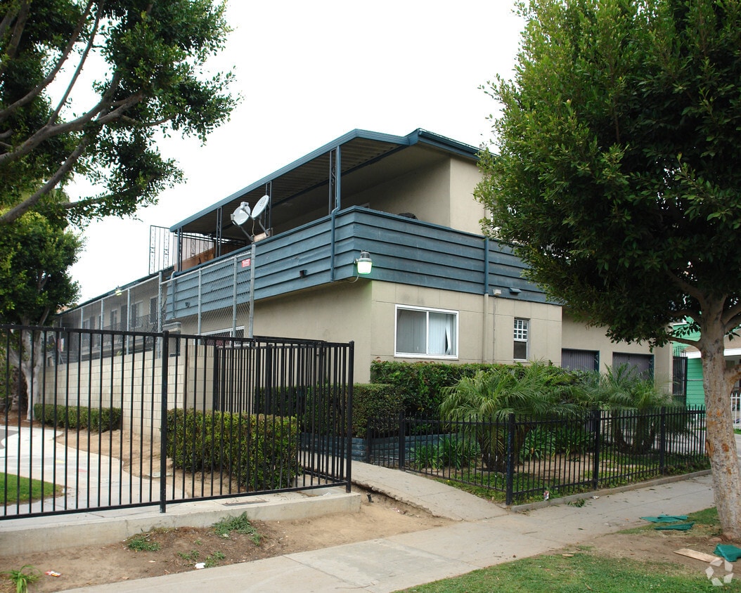 Primary Photo - 1431 Elm Ave
