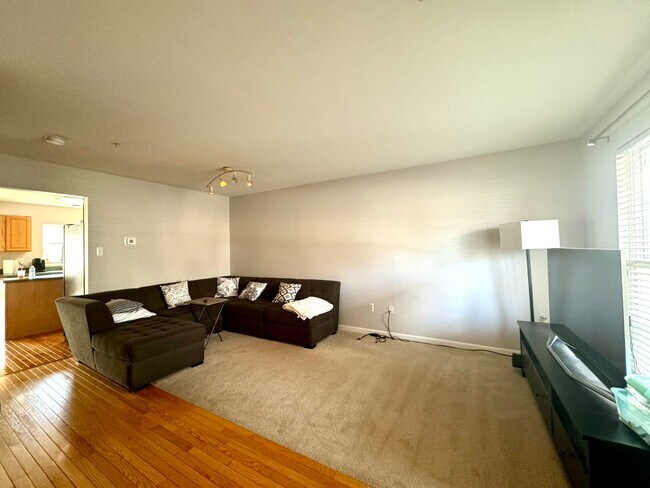 Building Photo - Exquisite 3-Bedroom Townhome with Modern A...