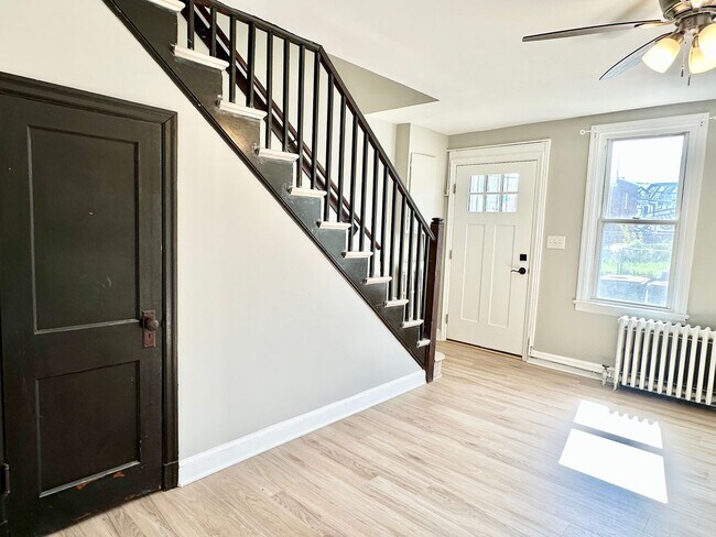 Building Photo - 3 Bedroom 1.5 Bathroom - Pets Welcome!