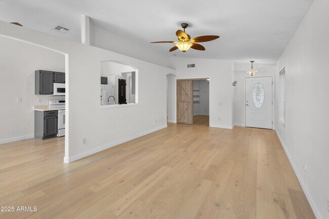 Building Photo - 3404 E Lavey Ln