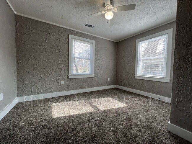 Foto del edificio - 2661 Woodlawn Terrace