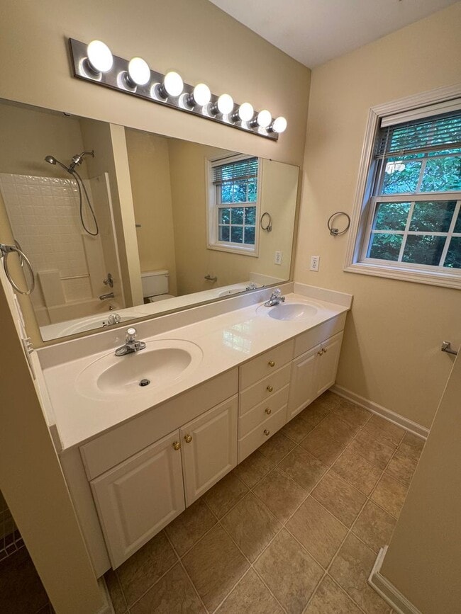 Building Photo - Desirable 2BR Townhome Near Downtown Hickory — Utilities Included