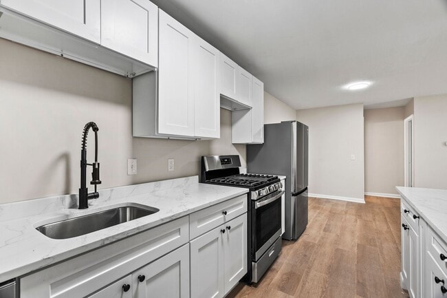 Super Spacious Newly Renovated 1-Bed 1-Bath Cranston! - Super Spacious Newly Renovated 1-Bed 1-Bath Cranston! Apartment