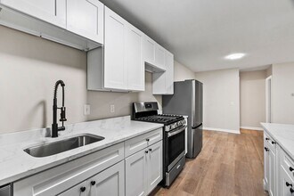 Building Photo - 283-435 Oaklawn Ave