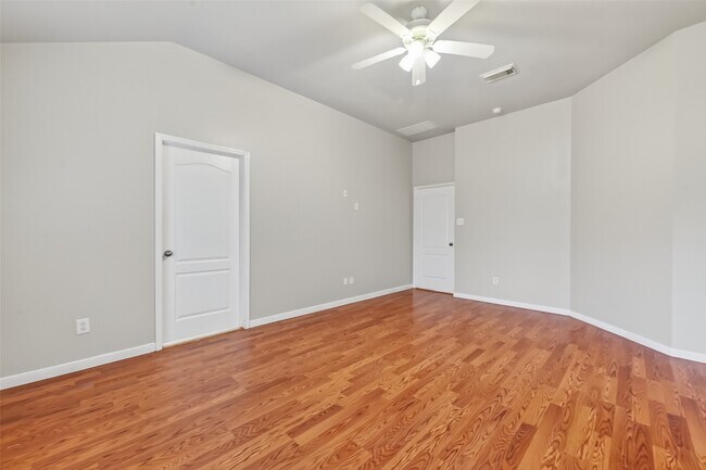 Foto del edificio - 5623 Brookhollow Oaks Trail