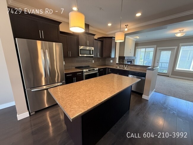 Building Photo - Family Friendly Townhouse