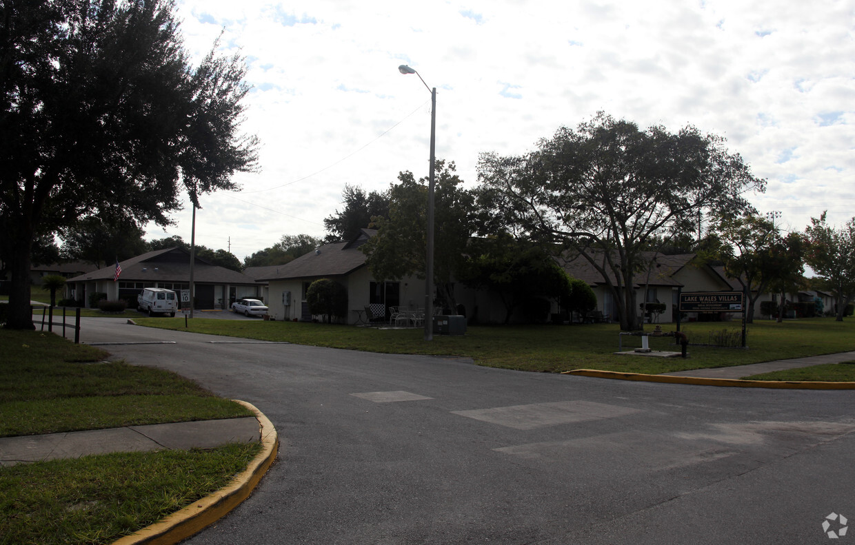 Building Photo - Lake Wales Villas