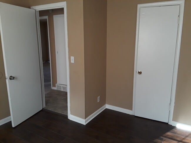 Building Photo - Spacious 4 Bedroom House