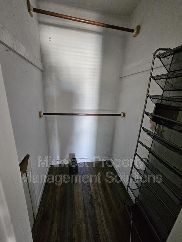 Building Photo - 810 E 8th St