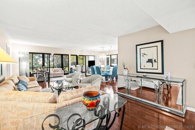 Building Photo - 5687 Fairway Park Dr