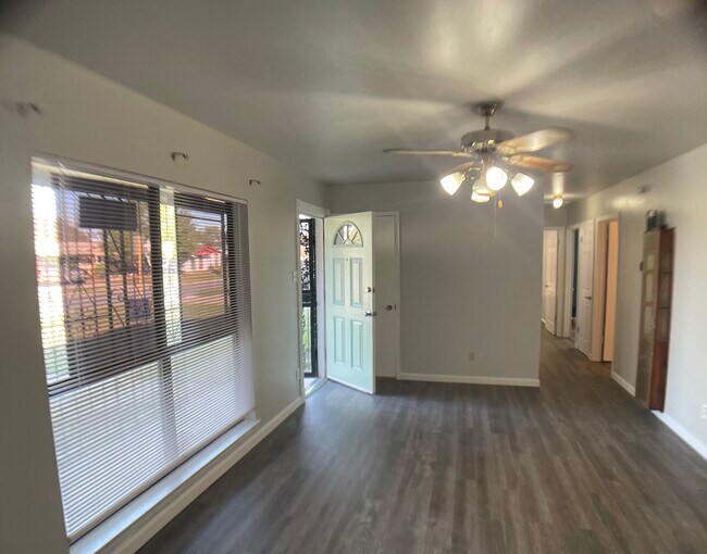 Sala de estar - 1442 Parnell Ave