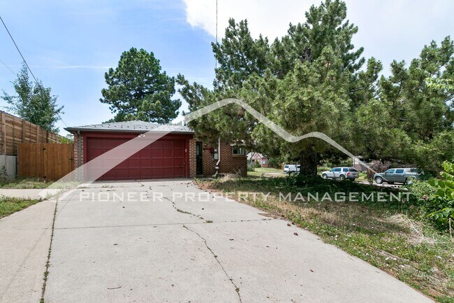 Building Photo - Charming Home with Convenient Location and Two Car Garage!
