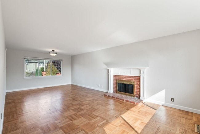 Building Photo - Charming Single-Family Home in a Desirable...