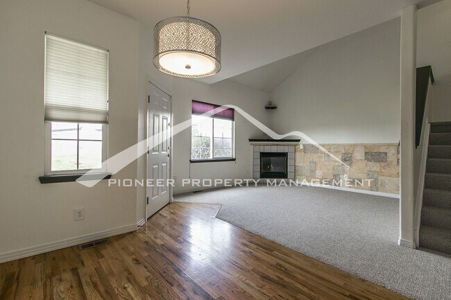 Building Photo - Amazing Townhouse with 2 Car Garage and Ga...