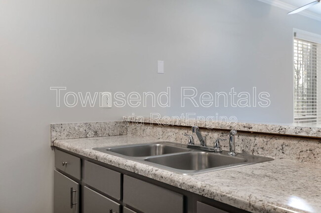 Foto del edificio - 5858 Century Oaks Dr
