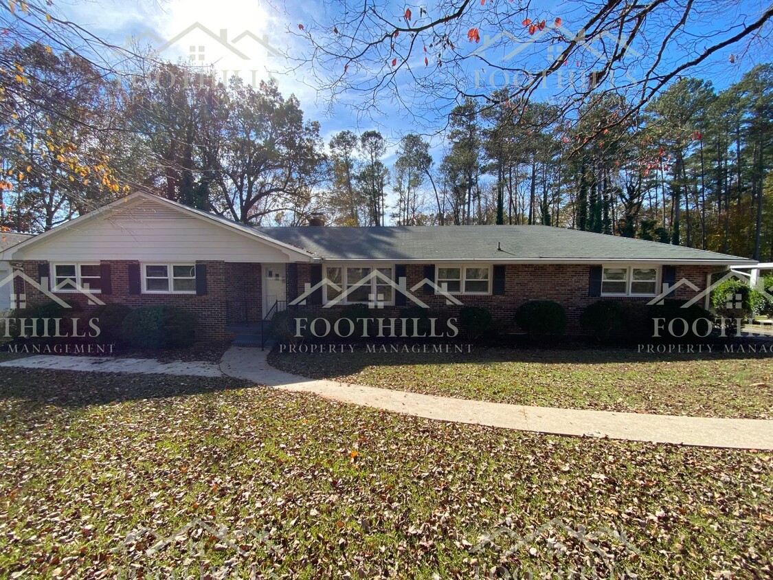 Foto principal - 3-Bedroom Home with Screened Porch & New A...