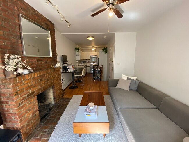 Building Photo - 559 Warren St