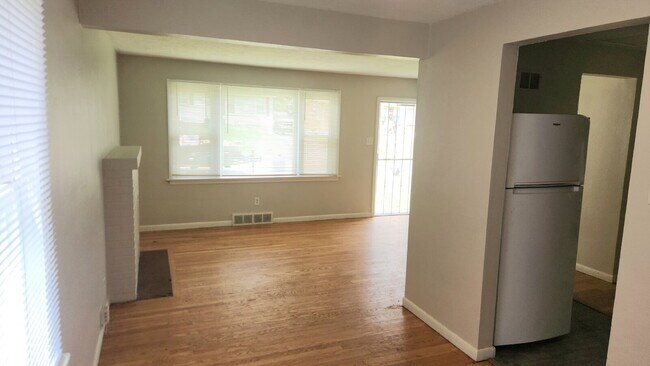 Foto del edificio - "Charming 3-Bed Home with Gleaming Hardwood Floors on Jackson Ave, Berkeley!"