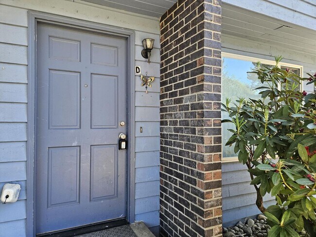 Foto del edificio - Remodeled 2/1.5 Townhome in a Quiet Fourplex