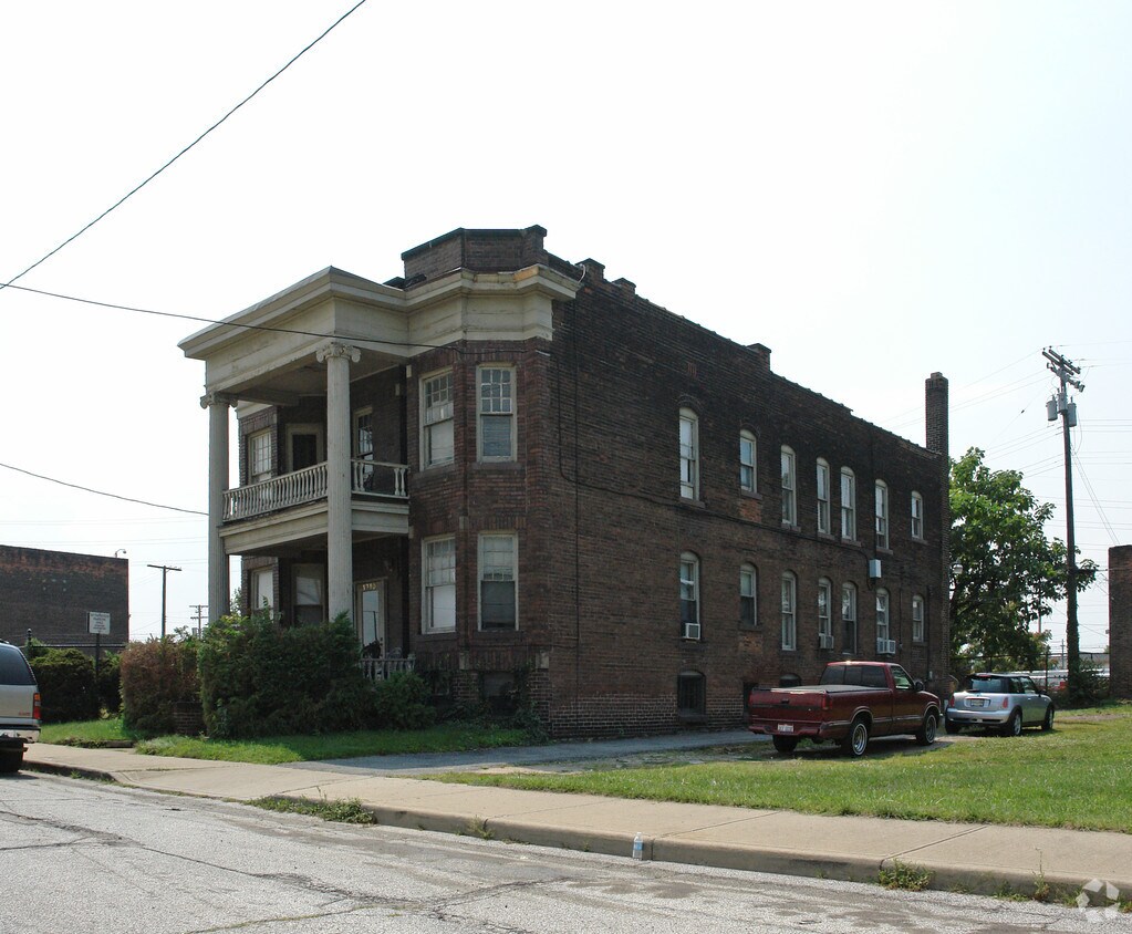 Building Photo - 1910 E 57th St