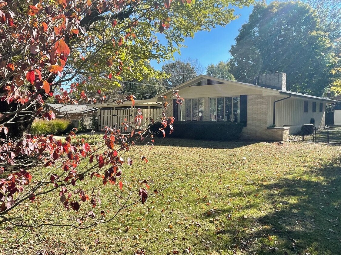 Primary Photo - Completely remodeled Beautiful 3 bedroom 2...