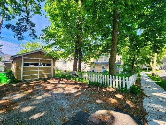 Building Photo - 3 bd 1 ba House | Charlotte | Off street P...