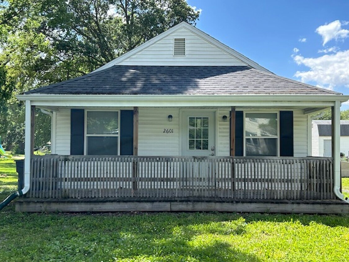 Primary Photo - Freshly Painted Spacious 3 Bedroom / 2 Bat...