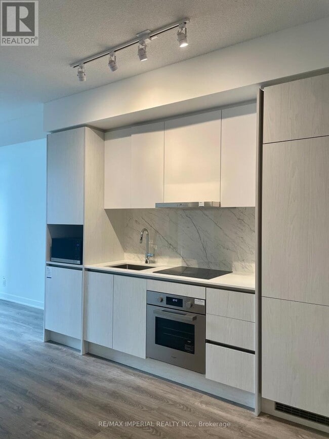 Building Photo - 180 Front St E