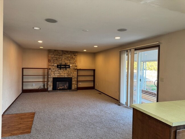 Building Photo - West Valley 4br 2.5 ba DBL attached garage, POOL